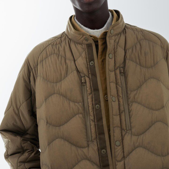 svarta uniqlo herrjackor i återvunnen hybridmodell