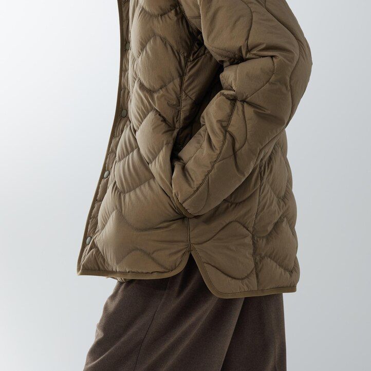 svarta uniqlo herrjackor i återvunnen hybridmodell