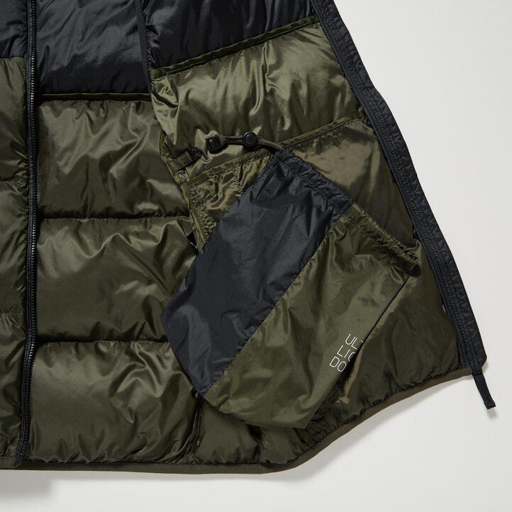 olivgrön uniqlo ultra light dunjacka med färgblock för herr
