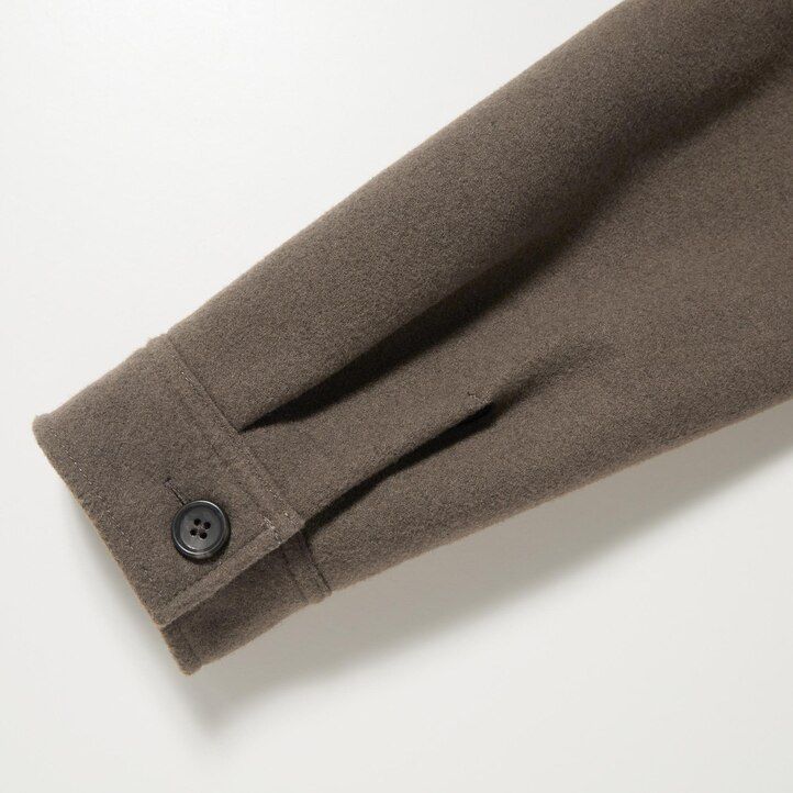 grå uniqlo-överskjorta för män