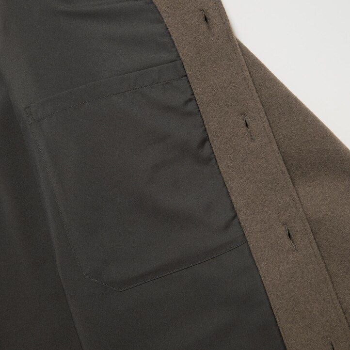 grå uniqlo-överskjorta för män