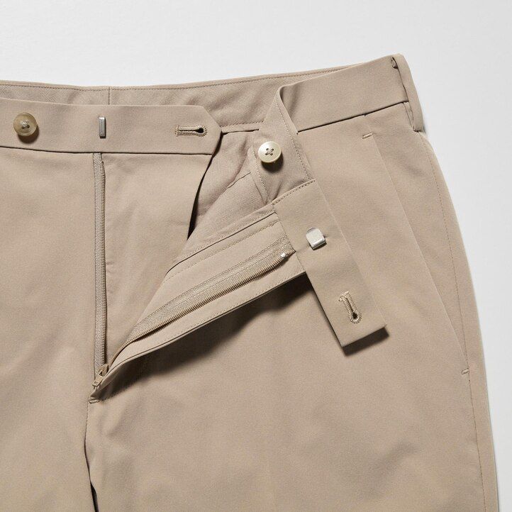 svarta uniqlo airsense ultralätta herrkostymer i bomullsliknande material
