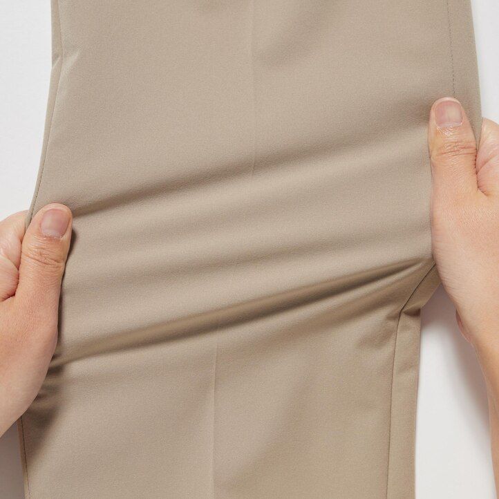 svarta uniqlo airsense ultralätta herrkostymer i bomullsliknande material