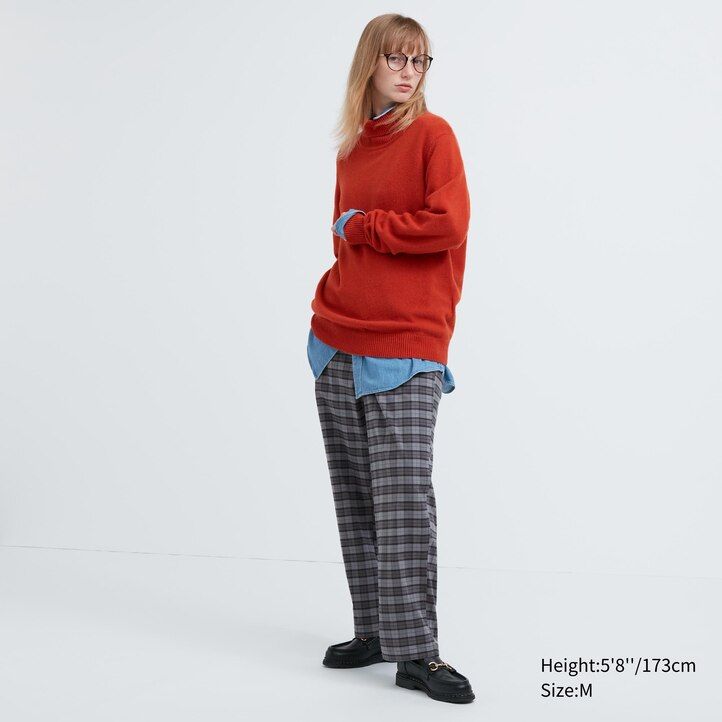 grå uniqlo flanellbyxor med lätt mönster och ankellånga herrbyxor
