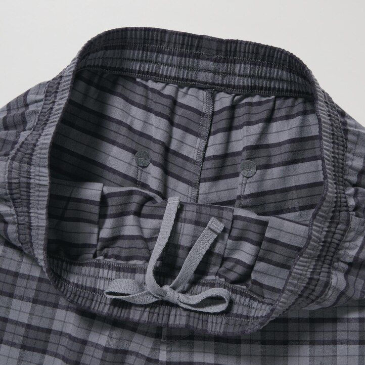 grå uniqlo flanellbyxor med lätt mönster och ankellånga herrbyxor