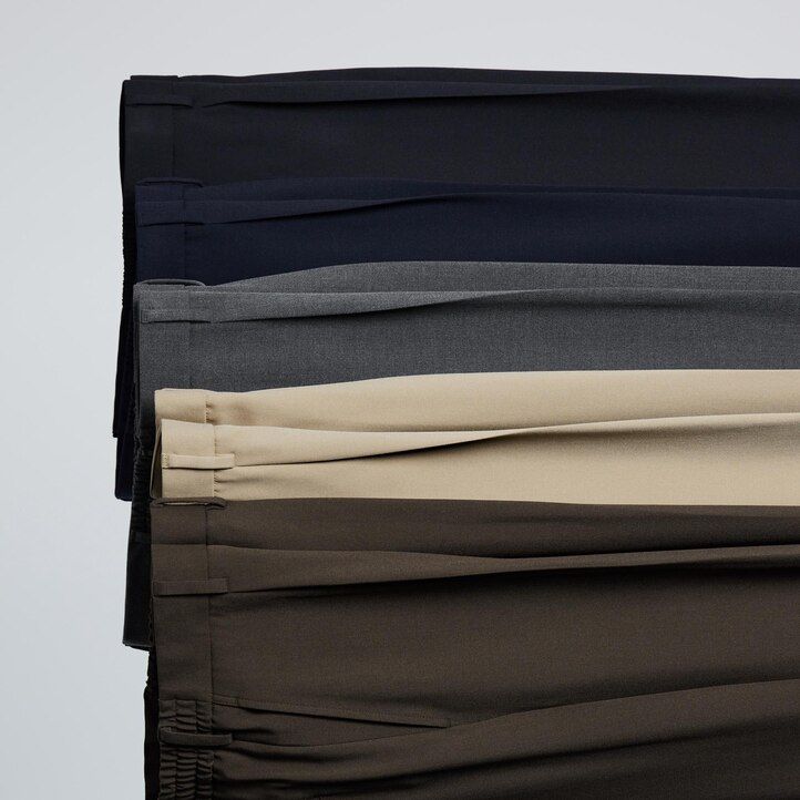 uniqlo plisserade herrbyxor med vida ben beige