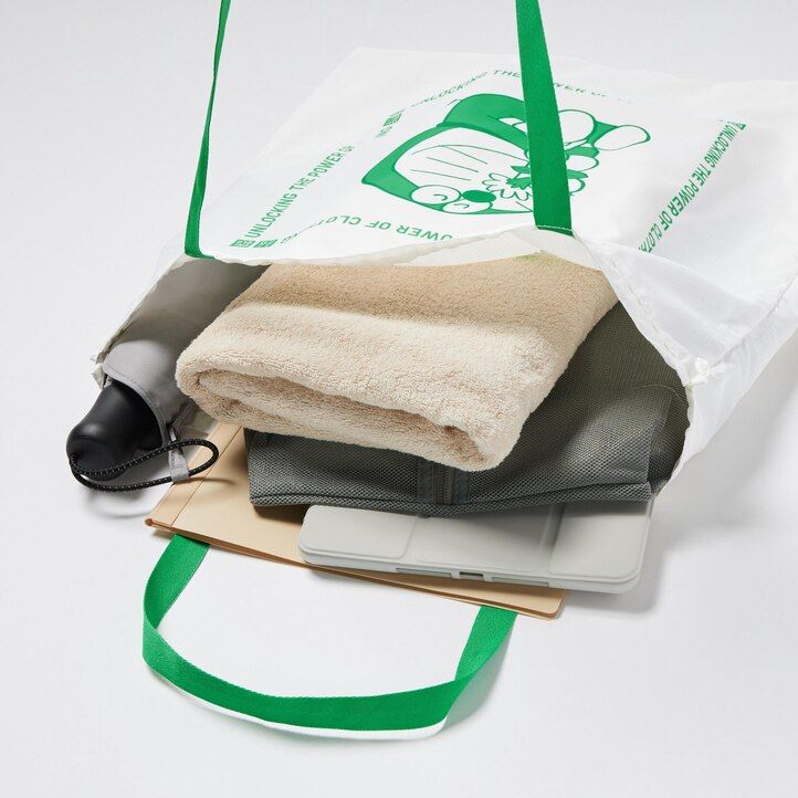 uniqlo doraemon ut recycled pocketable bag damväskor vit