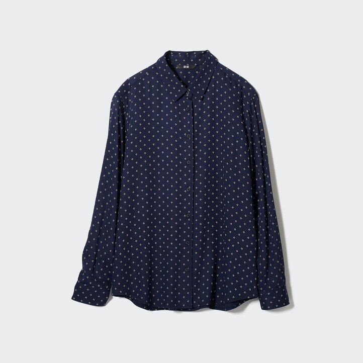 marinblå uniqlo rayon-blus med tryckta ärmar för kvinnor