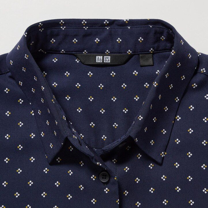 marinblå uniqlo rayon-blus med tryckta ärmar för kvinnor