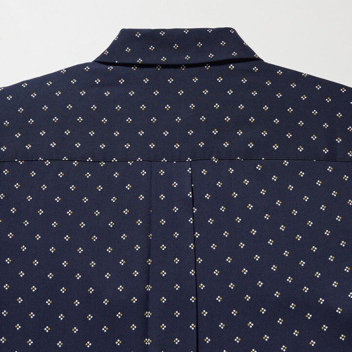 marinblå uniqlo rayon-blus med tryckta ärmar för kvinnor