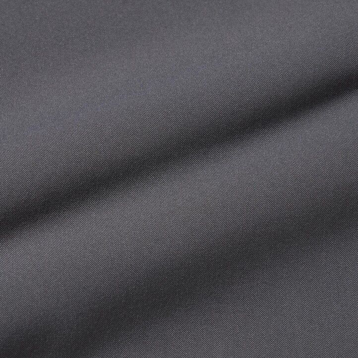 svart uniqlo-blus med rayonärmar för kvinnor