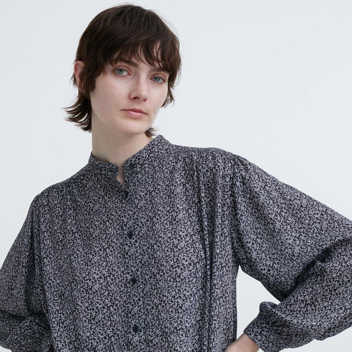 blå uniqlo tryckt volymblus för kvinnor