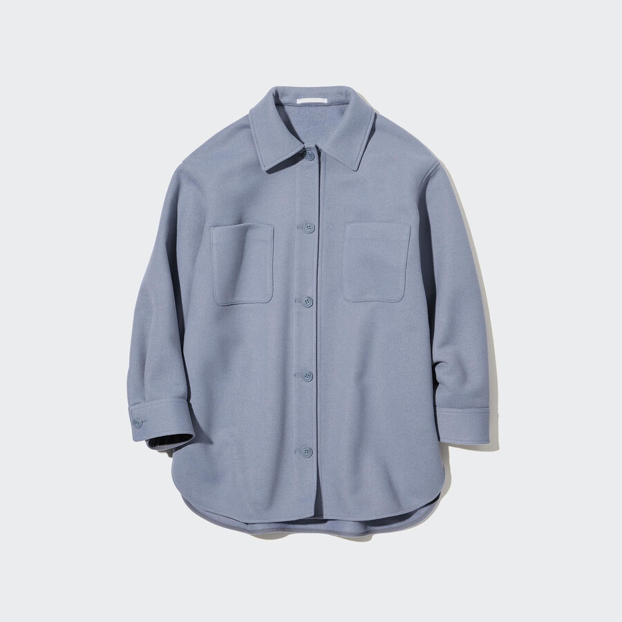 blå uniqlo-skjorta för kvinnor