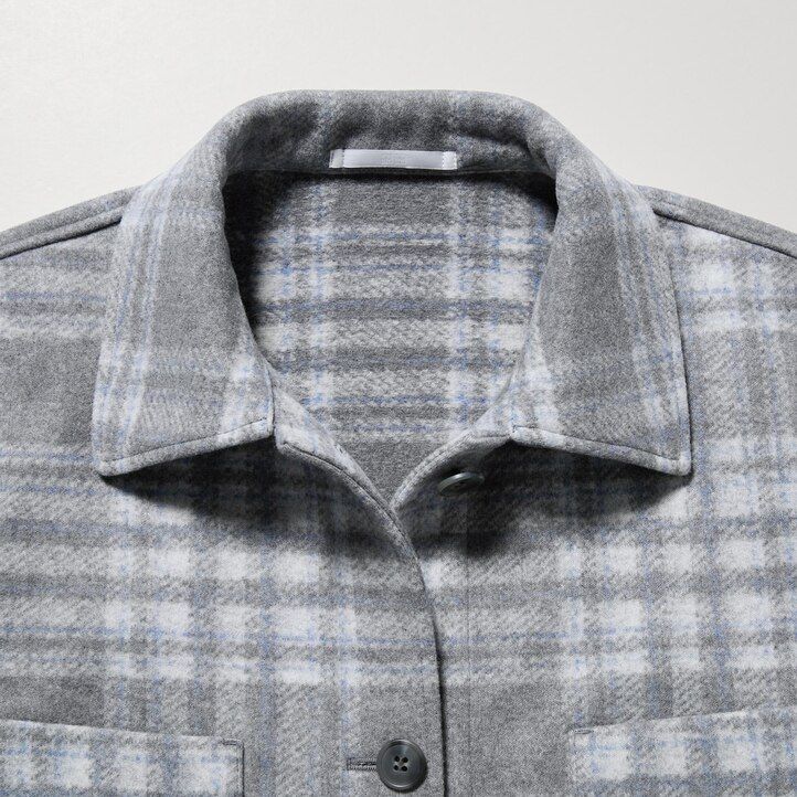 blå uniqlo-skjorta för kvinnor
