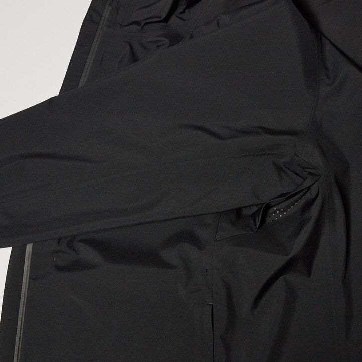 beige uniqlo blocktech damjackor