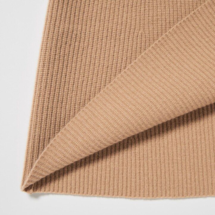 beige uniqlo premium lammullsministröjor för dam