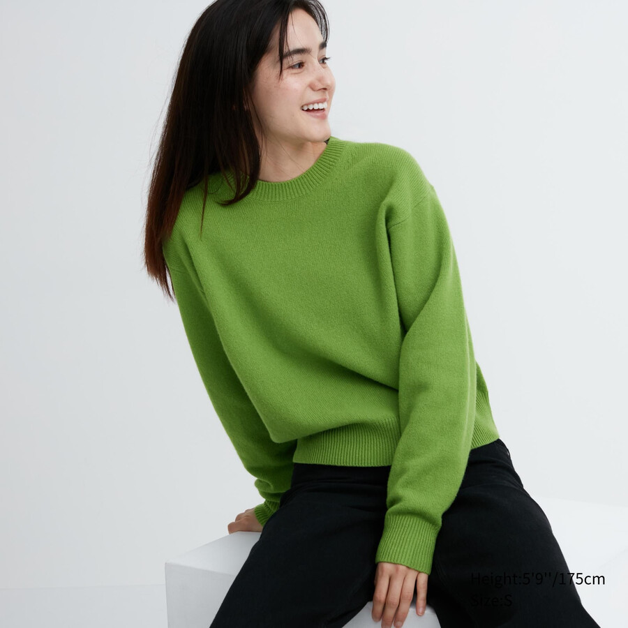 gröna uniqlo premium lammullströjor med rund hals för damer