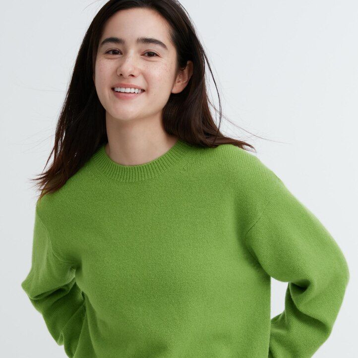 gröna uniqlo premium lammullströjor med rund hals för damer