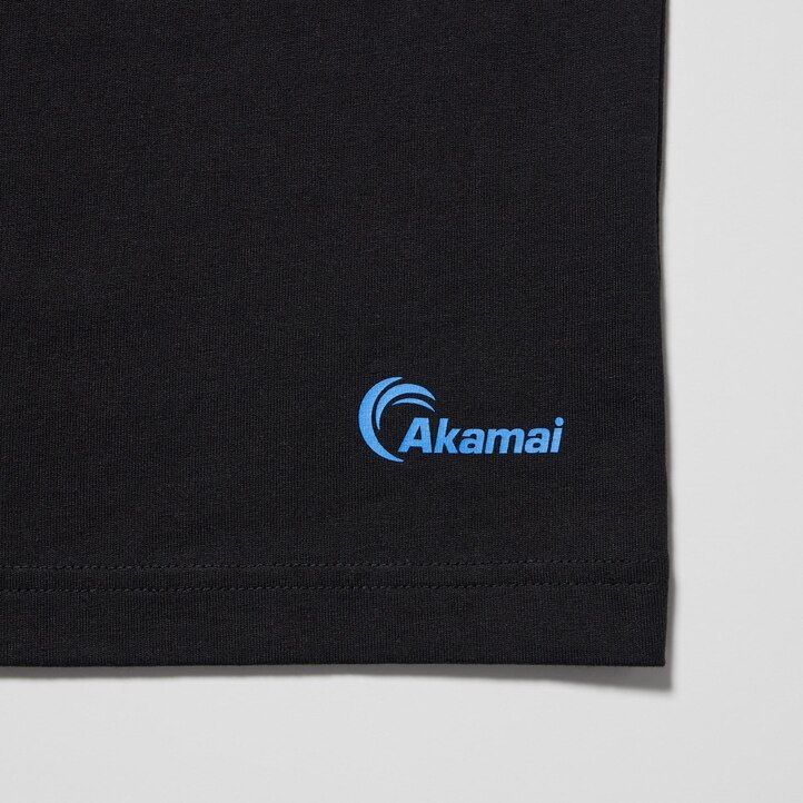 svarta uniqlo peace for all graphic akamai technologies t-shirts för kvinnor