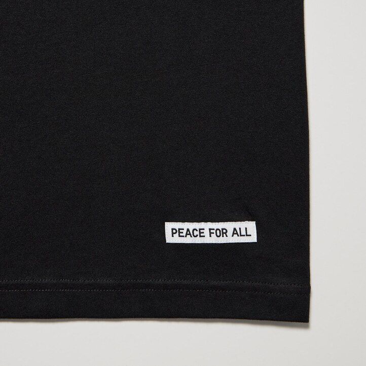 svarta uniqlo peace for all graphic shingo kunieda t-shirts för kvinnor
