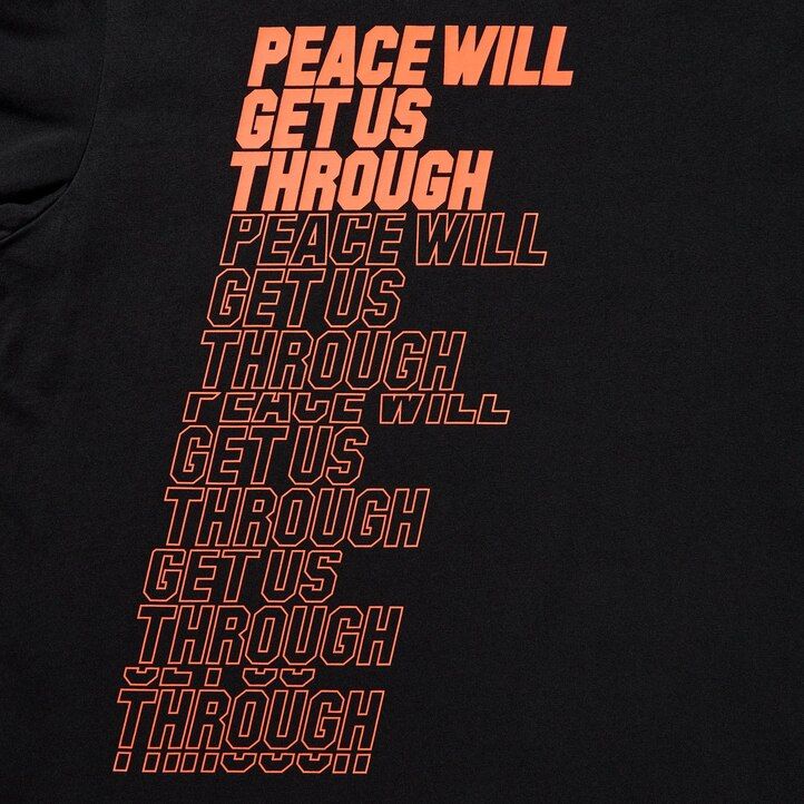 svarta uniqlo peace for all graphic shingo kunieda t-shirts för kvinnor