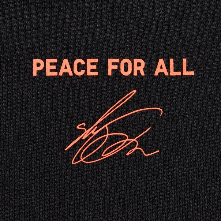 svarta uniqlo peace for all graphic shingo kunieda t-shirts för kvinnor